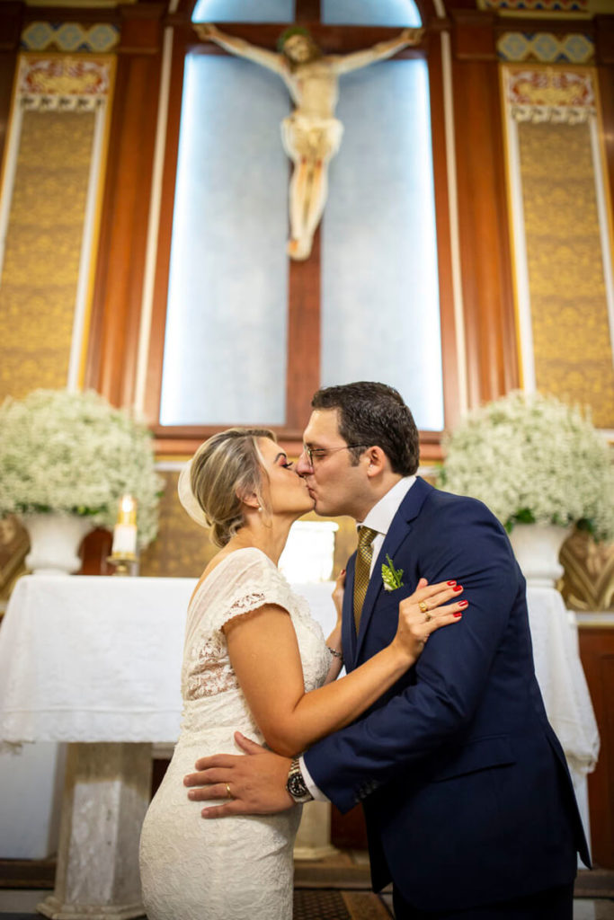 noivos-se-beijando-casamento-capela-santa-cruz-cambui-campinas