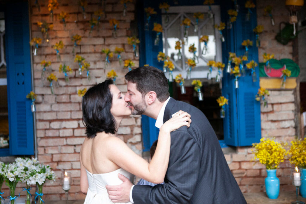 Beijo de noivos em Mini Wedding Restaurante Vila Madalena